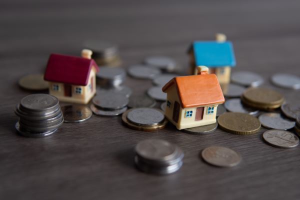 Imagen de pequeñas casas en renta en Metepec como prototipo sobre una serie de monedas como ejemplo de la flexibilidad y gran oportunidad para formar tu hogar.