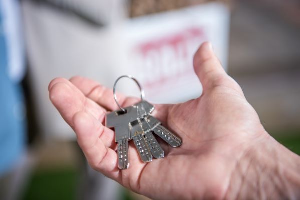 Imagen de una persona que tiene sobre su mano un juego de llaves para una de las casas en venta en Metepec. 