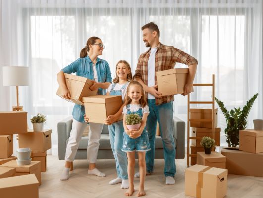 Familia feliz mudándose a su nuevo apartamento.