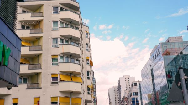 Imagen desde el exterior de varios edificios.