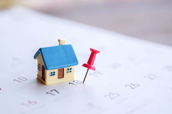 Casas en renta en Metepec; un calendario con una casa a escala