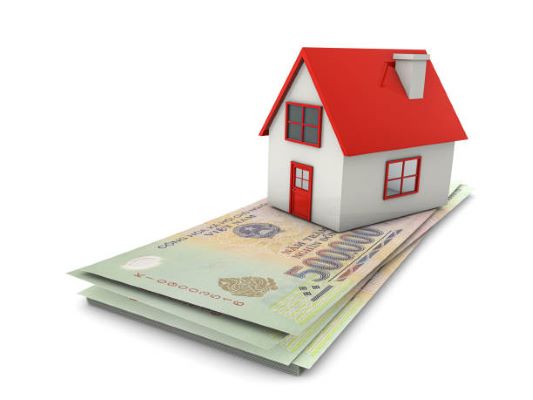 Casas en renta en Metepec; una casa a escala con billetes abajo