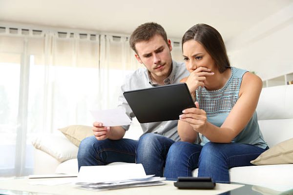 Casas en venta en Metepec; pareja viendo la oferta de compra en una ipad