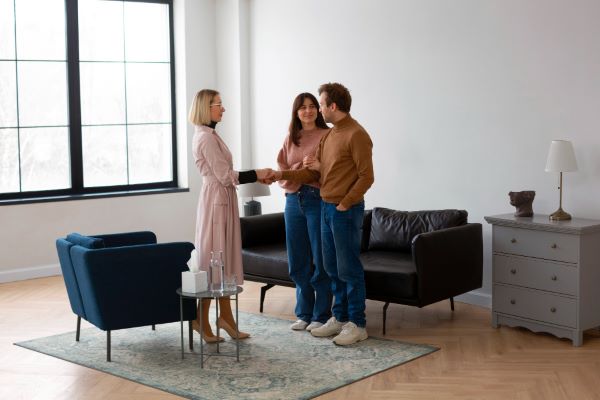 Departamentos en renta en Metepec;  una mujeres platicando con una pareja