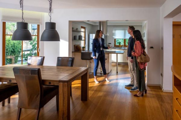 3.Departamentos en venta en Metepec. asesora mostrando un departamento 