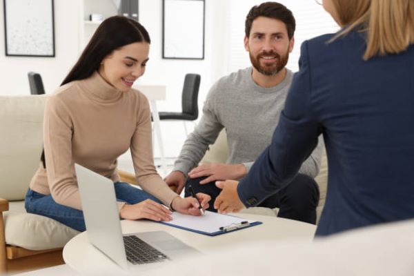1.Departamentos en venta en Metepec. pareja firmando un contrato
