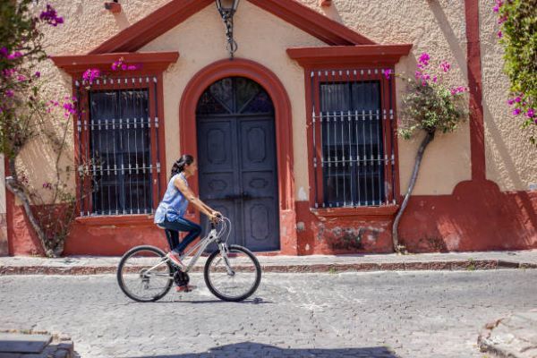 1.Casas en renta en Querétaro: Vista panorámica de una calle en Querétaro con casas en renta. Fachadas coloridas crean una escena pintoresca y acogedora.