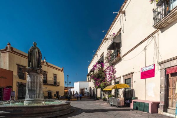 1.2 Casas en venta en Querétaro: Explora las calles y descubre casas en venta con fachadas modernas y clásicas.