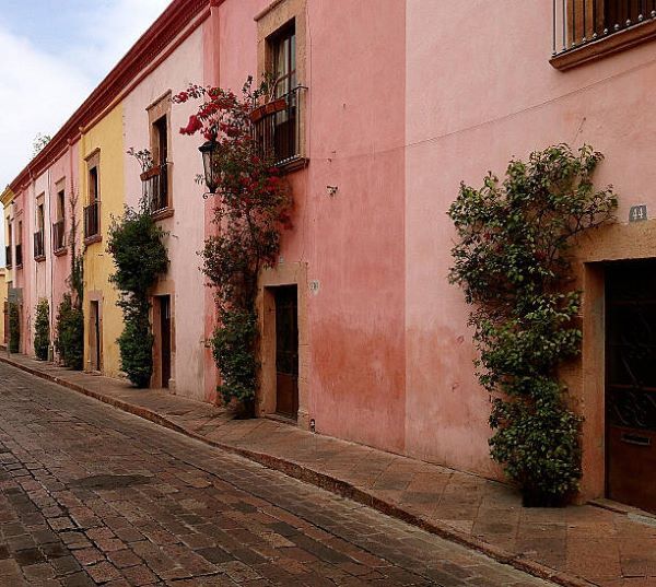 3.Casas en renta en Querétaro: Fachada iluminada de casas en renta en el centro de Querétaro. La arquitectura resalta en un entorno vibrante.