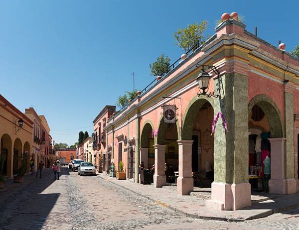 1.3 Casas en venta en Querétaro: Vista panorámica de fachadas de casas en venta en Querétaro. Tu sueño de propiedad toma forma con Alfa.