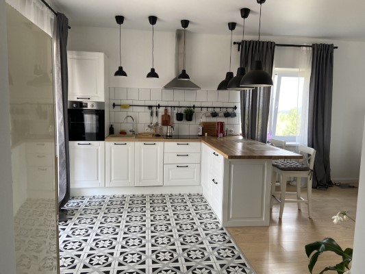 imagen de una sala blanca con amarillo en casas en renta en Guanajuato