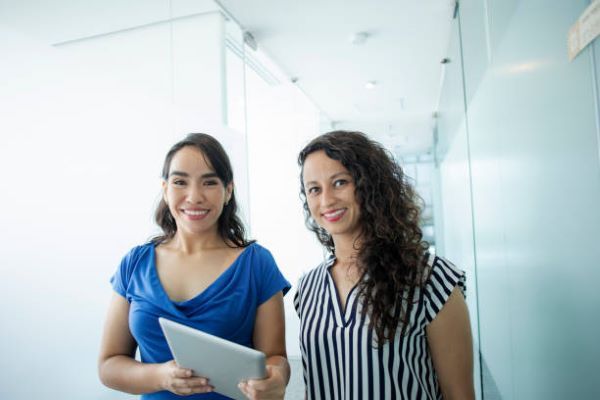 1.Inmobiliaria en Querétaro; foto de dos mujeres en queretaro 