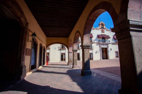 2.Casas en venta en Querétaro; pasillo con arcos