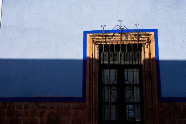 3.Casas en renta en Querétaro; casa con puerta café y fachada azul