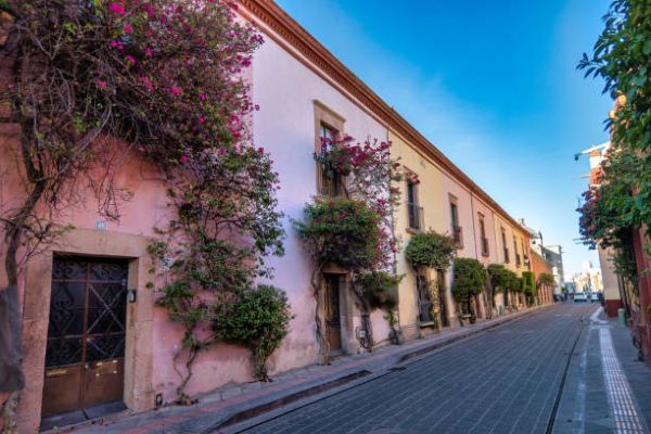 3.Departamentos en renta en Querétaro; casas de colores estilo pueblo magico