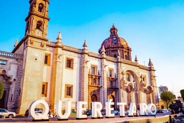 3.Departamentos en venta en Querétaro; foto de la iglesia de queretaro