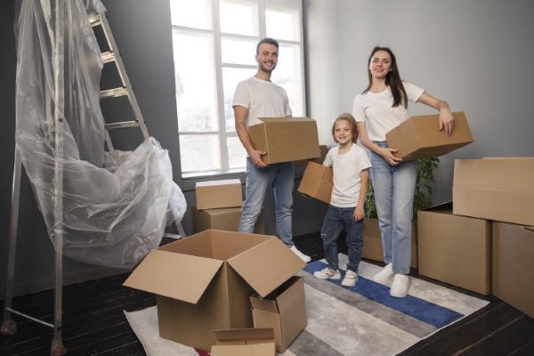 Casas en venta en Querétaro; Familia feliz desempacando en su nuevo hogar