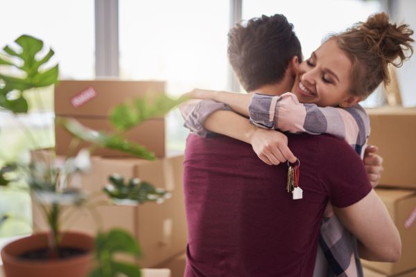 Casas en Querétaro; imagen de una pareja abrazada y feliz por tener un nuevo hogar que cumple con sus necesidades y sueños.