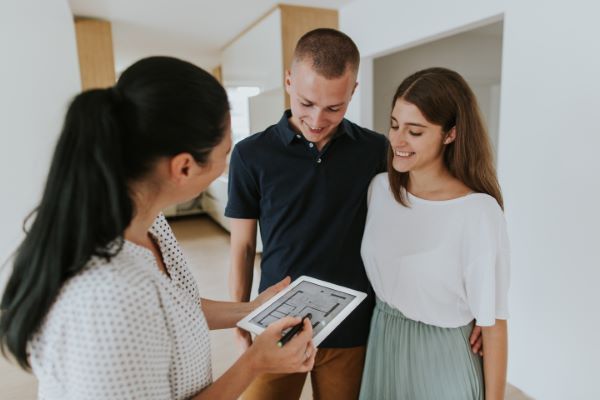 Casas en venta en Querétaro; pareja joven recibiendo su nueva casa felices