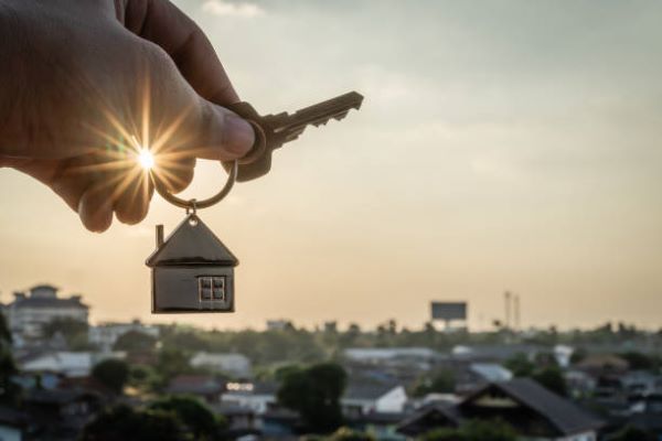 Casas en venta en Querétaro; nuevo dueño de una casa mostrando su llave