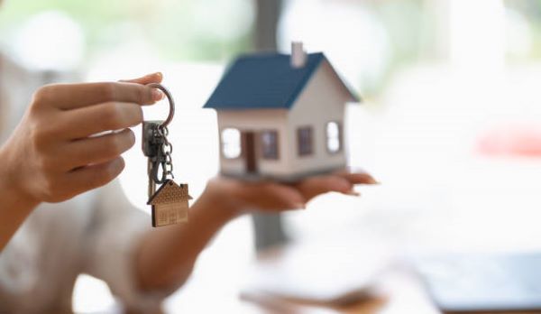 Casas en venta en Querétaro; entrega de las llaves de una casa en Querétaro
            