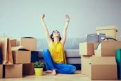 Casas en venta en Querétaro; mujer feliz después de adquirir su propiedad
            