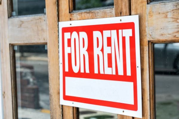 Departamentos en renta en Querétaro; un letrero rojo con letras blanca que dice for renta