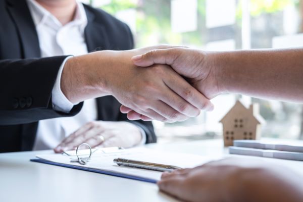 Inmobiliaria en Querétaro; cliente y agente cerrando trato