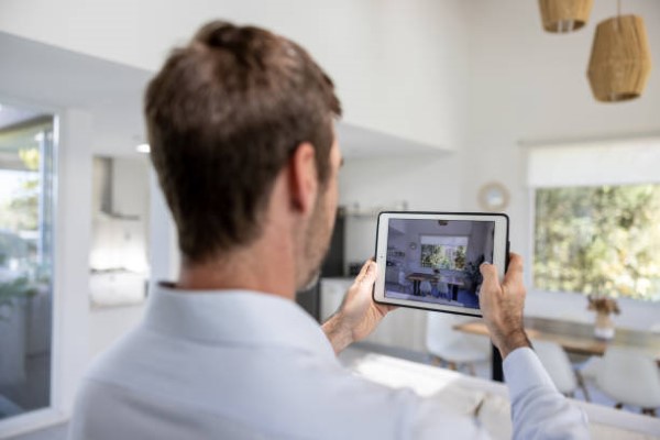Casas en renta en Monterrey; un hombre sosteniendo una iPad