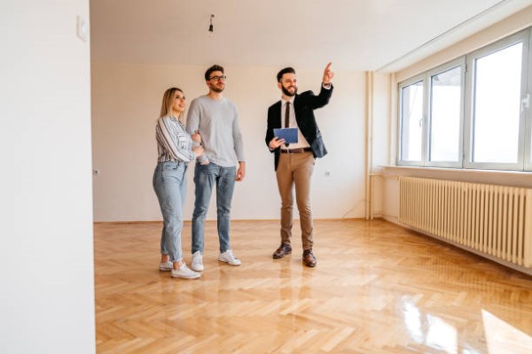 Departamentos en venta en Monterrey; un hombre señalando una parte de la habitación 