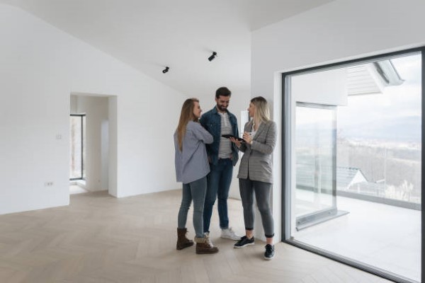 Departamentos en venta en Monterrey; tres personas en una habitación viendo una tablet