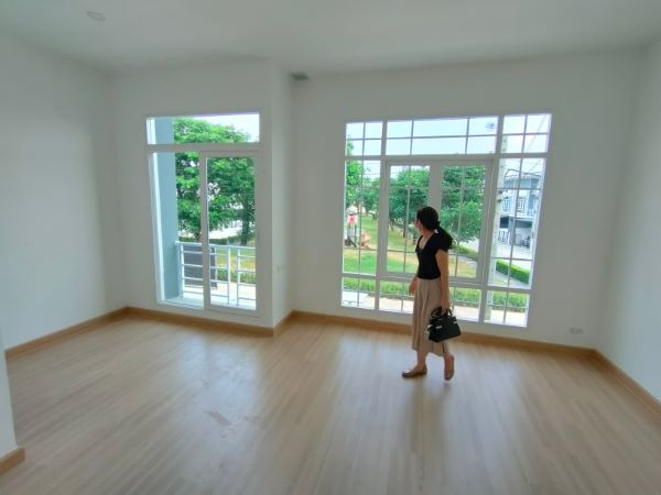Casas en venta en Metepec; mujer viendo una casa por dentro