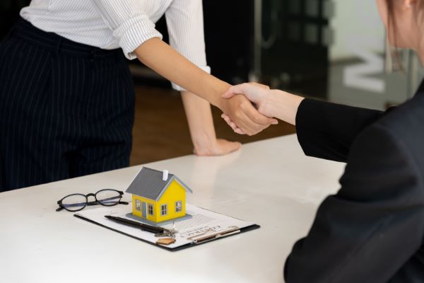 Casas en venta en Metepec; Agente inmobiliaria cerrando un acuerdo con un comprador.