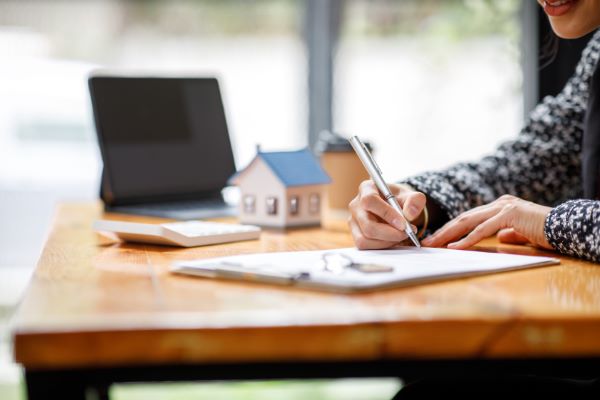 Departamentos en renta en Metepec; tres personas cerrando un trato