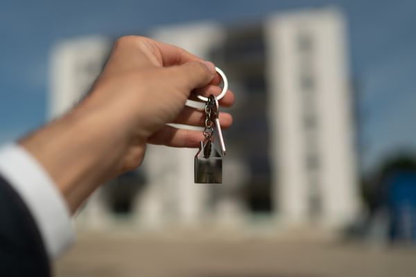 Departamentos en venta en Metepec; Persona sosteniendo unas llaves de un departamento.