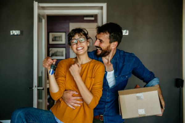 Departamentos en venta en Metepec; pareja joven feliz después de haber adquirido su nuevo departamento