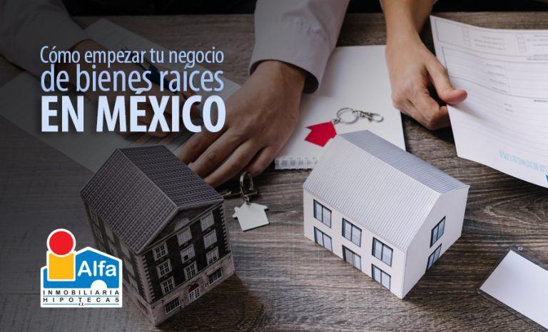 Manos de agentes de bienes raíces en México con documentos y casas a escala sobre una mesa