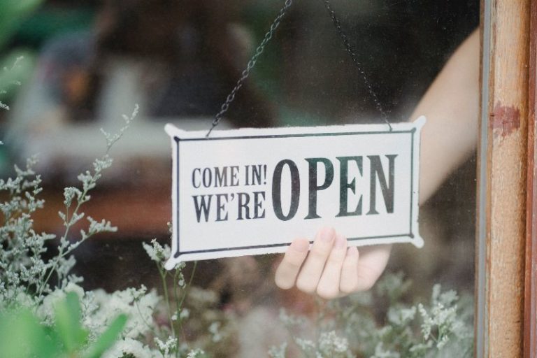 Ventana con letrero de “Come in! We’re open”