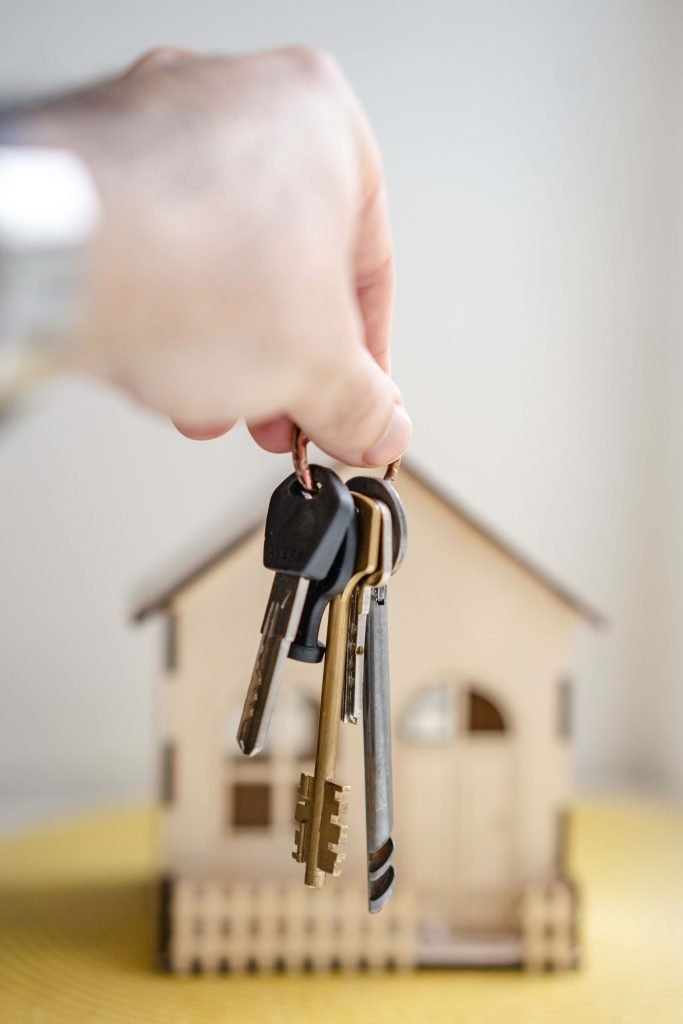 Cuánto cuesta una franquicia, llaves frente a casa a escala en segundo plano