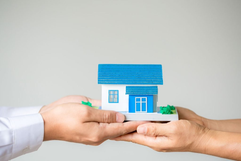 Agente de bienes raíces y cliente en acuerdo de casas en renta
