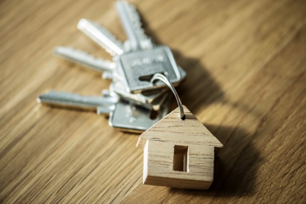 Inmobiliarias en México; imagen de unas llaves con una decoración en forma de casa de madera.
