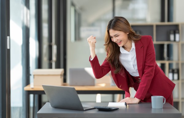 Inversiones en México; imagen de una mujer celebrando el inicio al invertir en una franquicia y obteniendo resultados favorables.
