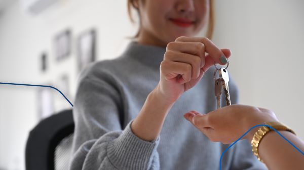 Casa en venta; imagen de una mujer cerrando un trato en la venta de una propiedad de una manera efect