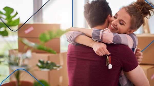 Departamentos en venta; imagen de una pareja abrazada por adquirir un departamento que cumple con sus expectativas y necesidades.
