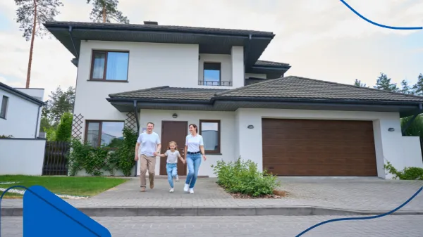 Familia que después de decidir sobre qué es mejor rentar o comprar casa se encuentra caminando por el patio de su propiedad.