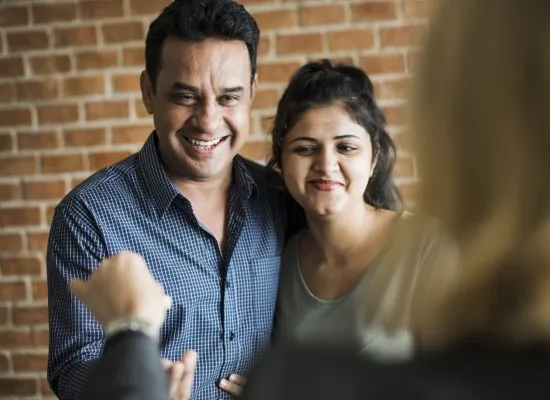 Pareja que se encuentra lista para vivir en Querétaro por lo que está recibiendo las llaves de la propiedad que adquirieron.