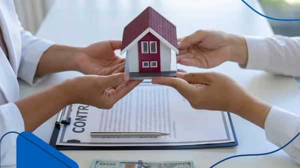  Foto de una casa pequeña de madera en una oficina de Alfa México representando qué son los servicios inmobiliarios