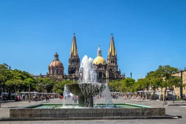  Foto de día en el exterior de la catedral de Guadalajara: una de las ciudades para comprar casa en México.