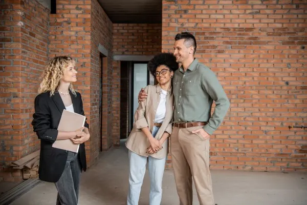 Foto de una pareja casada sonriendo ya que gracias a Alfa México saben qué son los servicios inmobiliarios