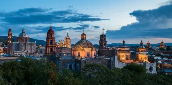 Foto panorámica en la noche de San Miguel de Allende: Una de las ciudades para comprar casa en México